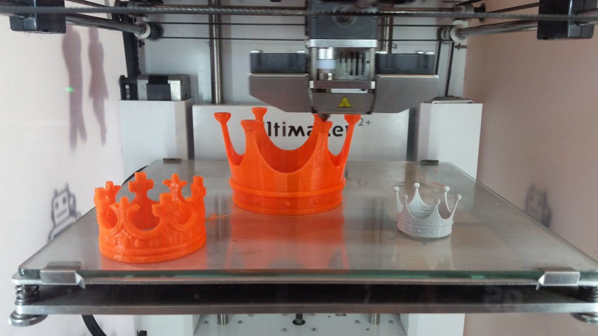 rcvanmaren's tweet photo. Het was weer een lekker druk weekend voor de technobiel. Vrijdag tijdens de #koningsspelen waren we in #emmeloord. Zaterdag in #teuge zondag in #leeuwarden en vandaag weer te zien in #onstwedde . De kroontjes voor de koningsdag rollen uit de #3dprinter.
@OTIBnieuws @HKmobileNews https://t.co/mvBPqpo9IR