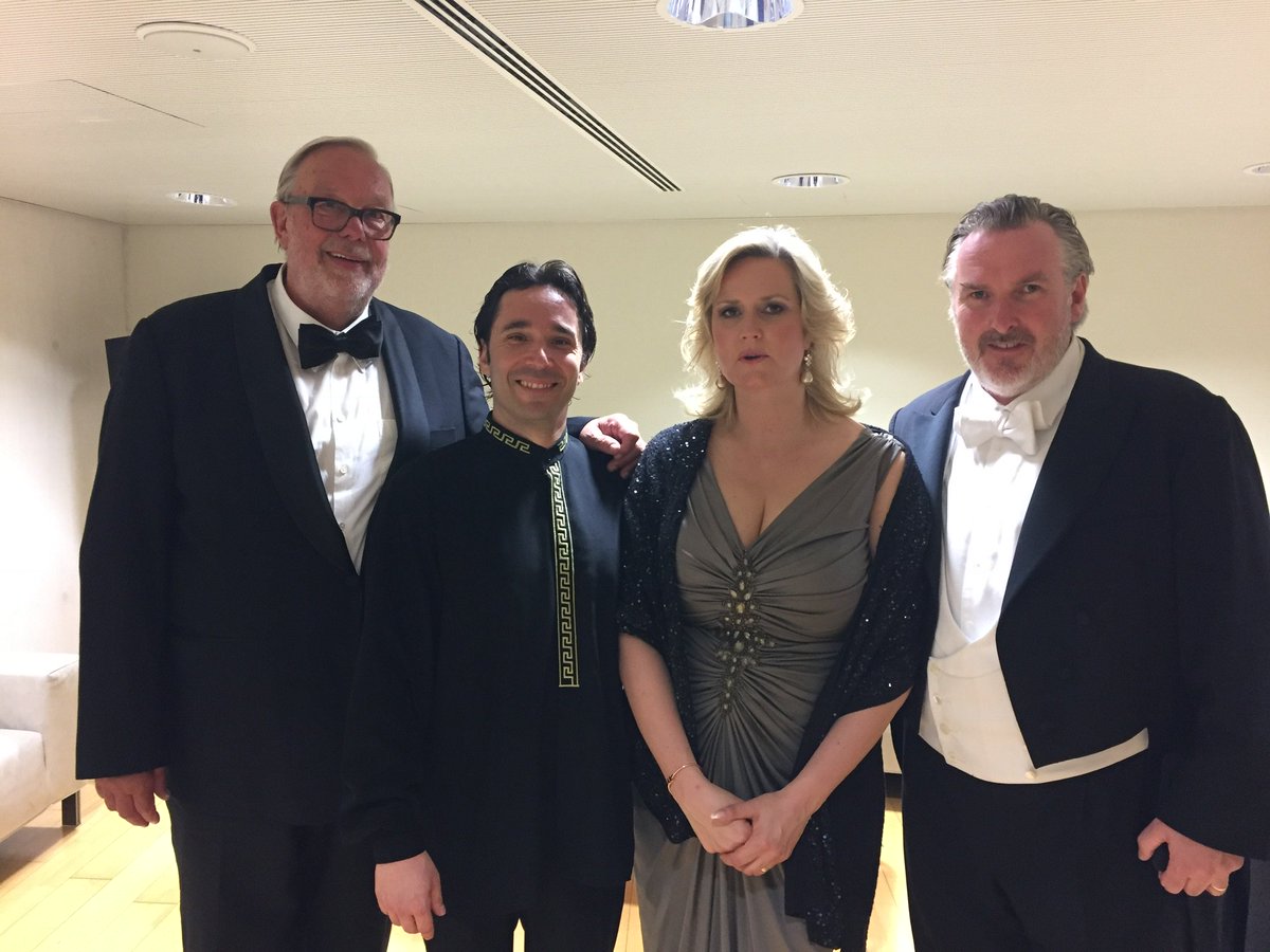 Maestro and his wonderful colleagues #MattiSalminen #CamillaNylund and #SimonONeill after Die Walküre in #Valencia.
Thank you for the great evening!