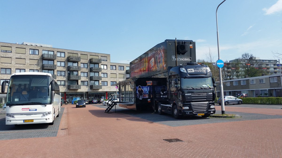 rcvanmaren's tweet photo. Het was weer een lekker druk weekend voor de technobiel. Vrijdag tijdens de #koningsspelen waren we in #emmeloord. Zaterdag in #teuge zondag in #leeuwarden en vandaag weer te zien in #onstwedde . De kroontjes voor de koningsdag rollen uit de #3dprinter.
@OTIBnieuws @HKmobileNews https://t.co/mvBPqpo9IR