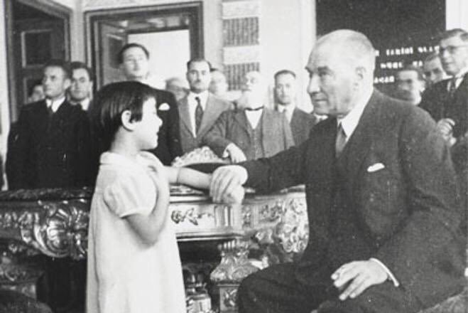 Anadolu’nun ortasında bin bir zorluklarla Meclis’i kurarak, egemenliği Saray’dan alıp halka teslim eden ve eserini de gelecek nesillere emanet eden Mustafa Kemal Atatürk’ü saygı, minnet ve özlemle anıyorum. #23Nisan Ulusal Egemenlik ve Çocuk Bayramımız kutlu olsun!