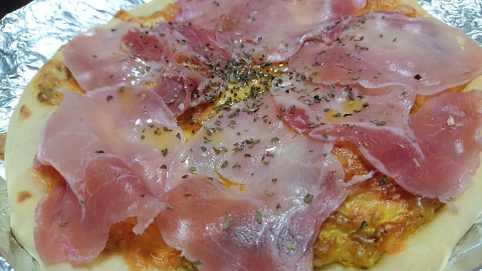 アボカドと卵の生ハム添えピザ 