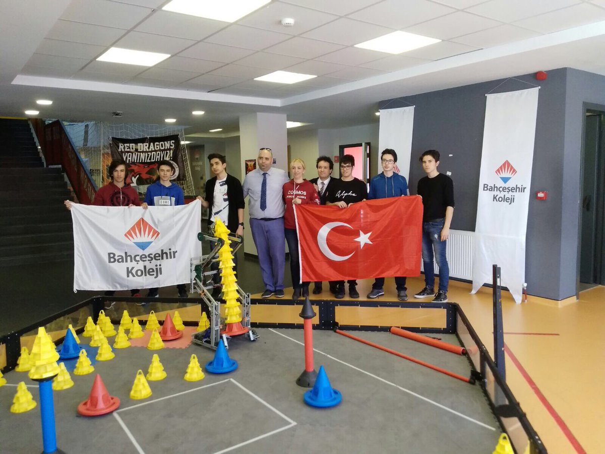 EducatRobotics's tweet photo. #VEXRoboticsTürkiye Şampiyonu @bk_atasehir FenTek Lisesi takımı @cosmosrobotics, dünyanın en büyük robotik yarışması VEX Robotics #VEXWorlds Championship'de Türkiye’yi temsil edecek. 
Eylül ayında kurulan Cosmos katıldığı ilk yarışmada İngiltere'de 2.olmuştu. Başarılar👏👏 https://t.co/v9rI1pZkyN