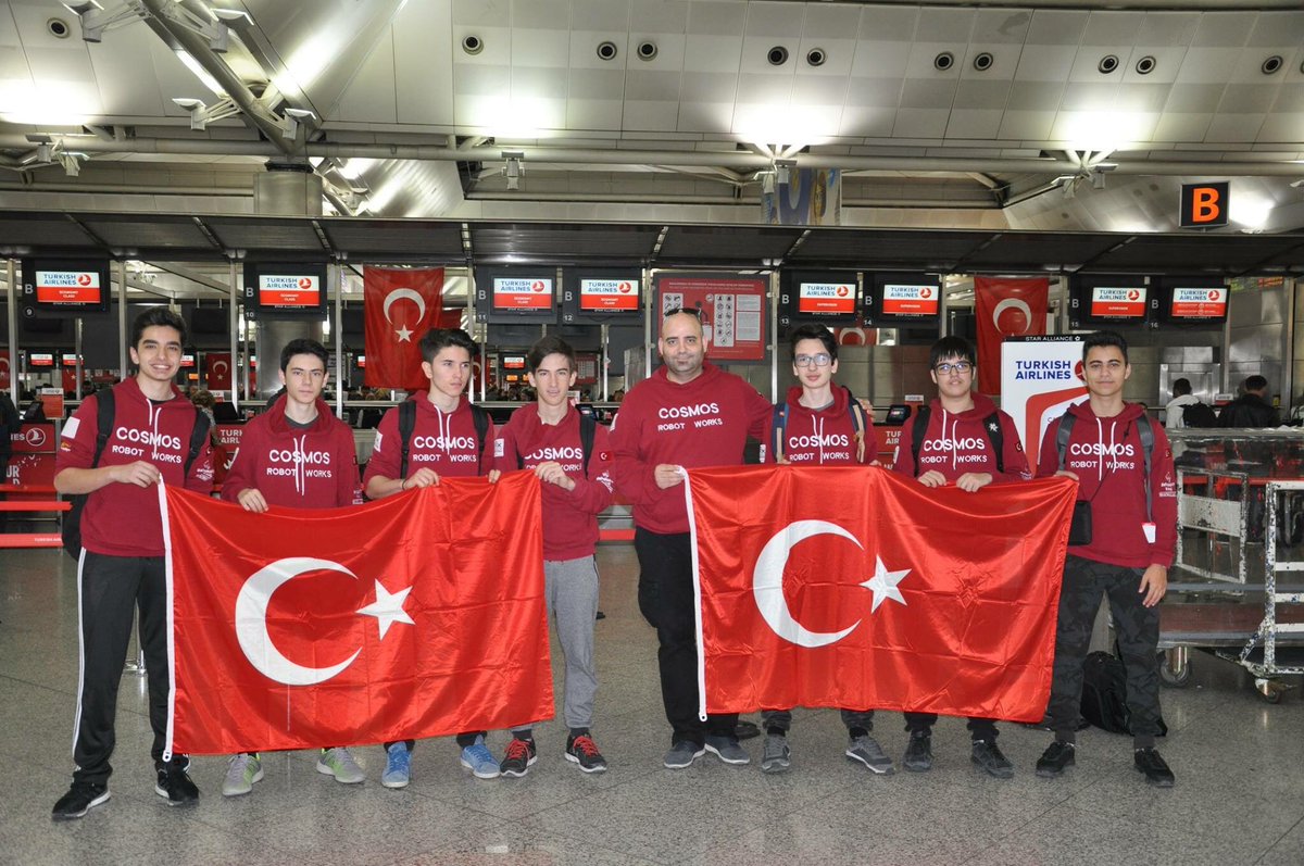 EducatRobotics's tweet photo. #VEXRoboticsTürkiye Şampiyonu @bk_atasehir FenTek Lisesi takımı @cosmosrobotics, dünyanın en büyük robotik yarışması VEX Robotics #VEXWorlds Championship'de Türkiye’yi temsil edecek. 
Eylül ayında kurulan Cosmos katıldığı ilk yarışmada İngiltere'de 2.olmuştu. Başarılar👏👏 https://t.co/v9rI1pZkyN