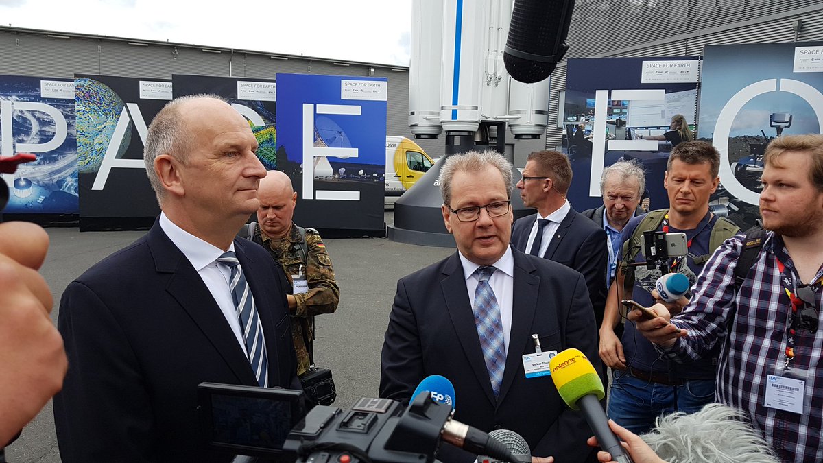 MesseBerlin's tweet image. Presse-Statements am Space Pavilion. Brandenburgs MP Dietmar Woidke und BDLI Hauptgeschäftsführer Volker Thum. #ilabackstage #ILA2018