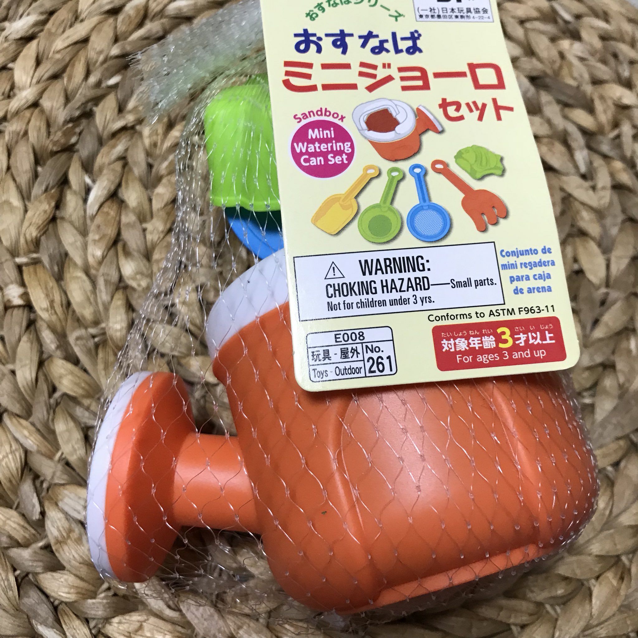 舞倉 Twitterissa 子供と遊びたくて 砂場セットをダイソーで買ってみました 一番質感がマットで好み ジョウロの代わりにバケツタイプもあり バケツよりジョウロの方が楽しいかな と思って 新しいものはそれだけでおもちゃになるので まずはそのまま遊ばせて飽き