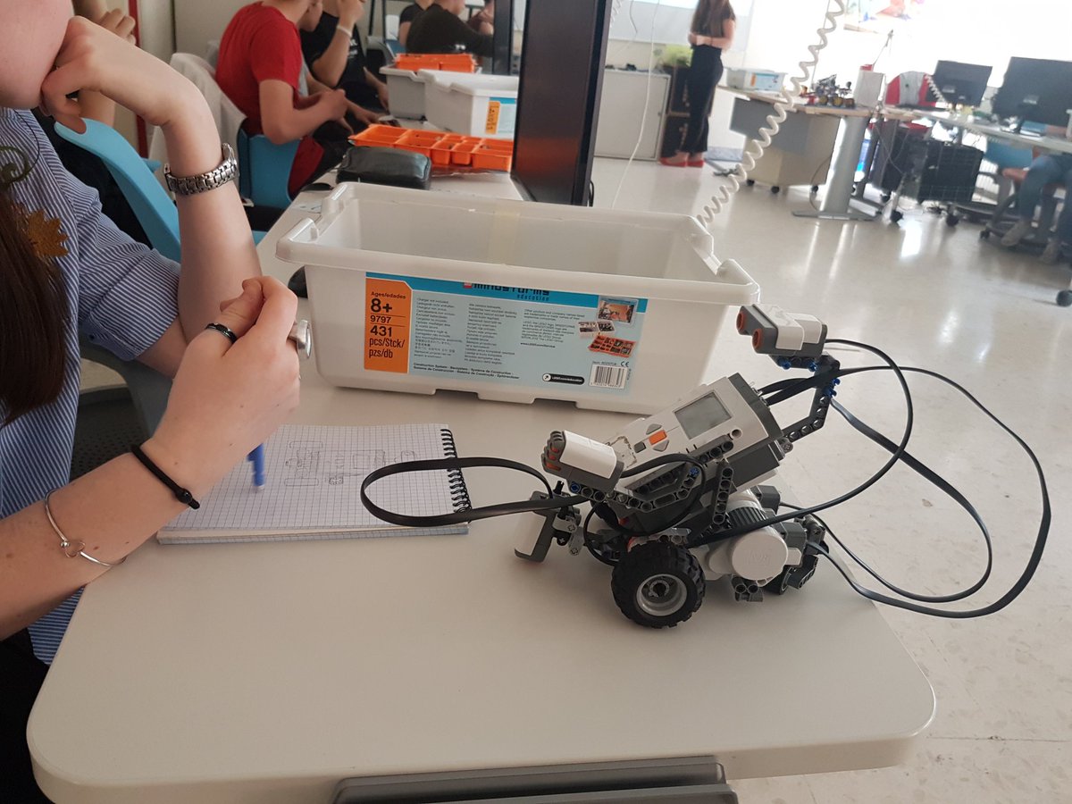 fmdigitale's tweet photo. Non si fermano i robot: riprendono i laboratori della #PalestraInnovazione dopo la #RomeCup2018 e il #RoboticCenter è subito pieno! https://t.co/iV9WDYrmBI