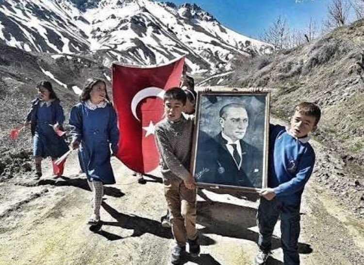 En büyük kahramanın, geleceği geleceğin kahramanlarına armağan ettiği gün kutlu olsun! #choosescience #23Nisan