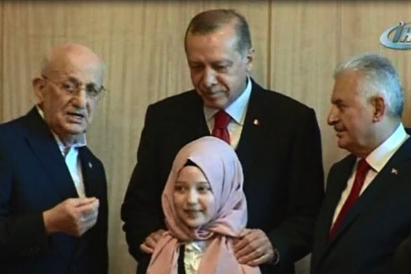 seçimden hiçbir beklentim yoktu ama böyle özel bir günde bu fotoğrafı görünce çocukların geleceği için hala bir şeyler yapmamız gerektiğini düşünüyorum