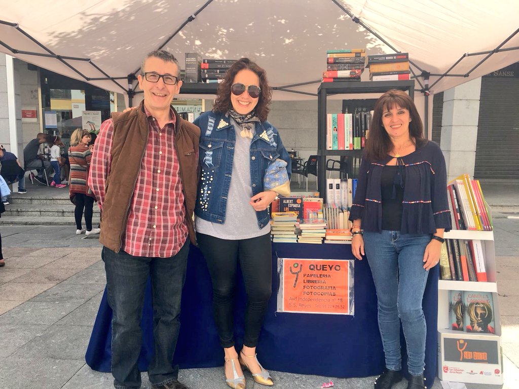 PPSanse's tweet photo. Feliz #DiaDelLibro GRACIAS A NUESTROS LIBREROS por su labor todo el año. En la foto @lsfernandeza y @MOrdonezLara con el responsable de Queyo (Av. Independencia 18). https://t.co/rPCJkiI15i