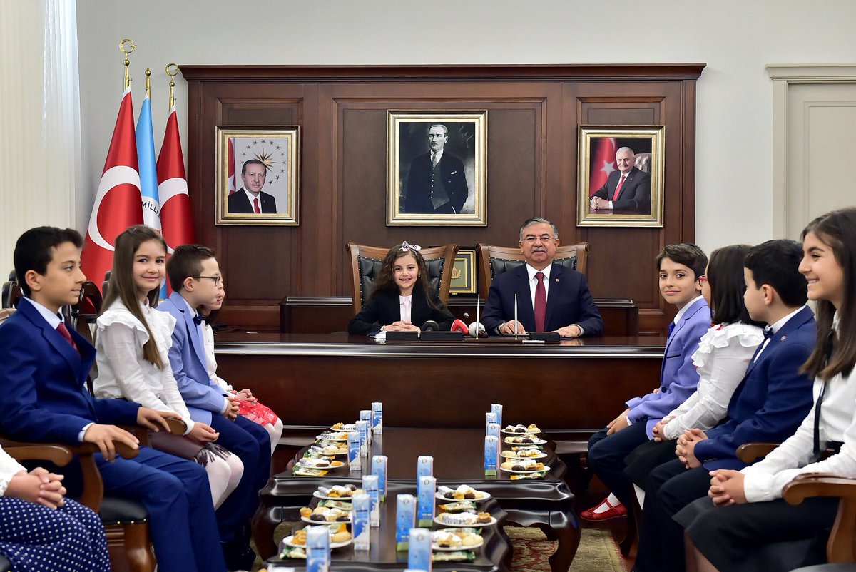 tcmeb's tweet photo. Bakan Yılmaz, 23 Nisan çocuklarını kabul etti
https://t.co/ZGWjAmjFcA https://t.co/YL8evwiCU4