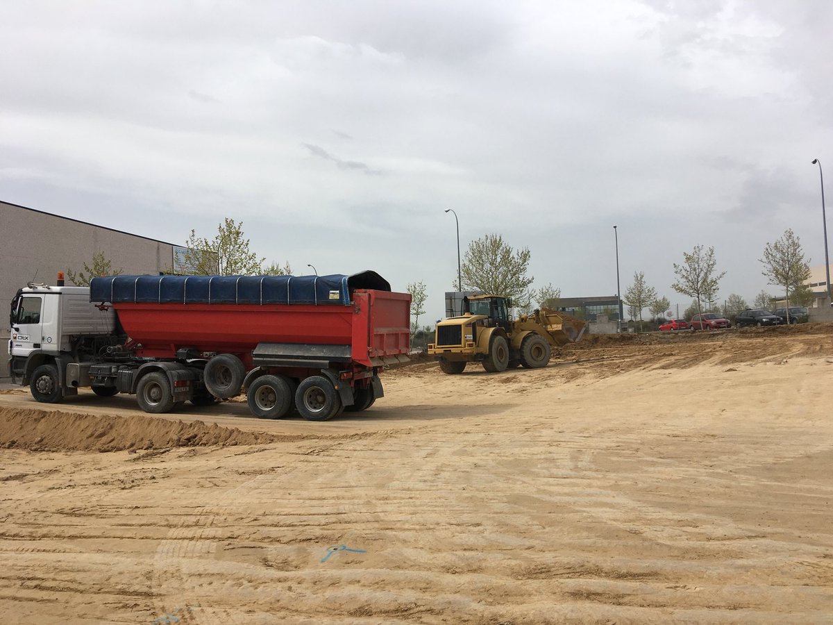Otxandiano Empresarial SA, somos adjudicatarios de la construcción de 56 Naves en Arroyomolinos . Las obras se realizarán en 2 fases, esta primera fase será de 17 y hemos empezado el movimiento de tierras.