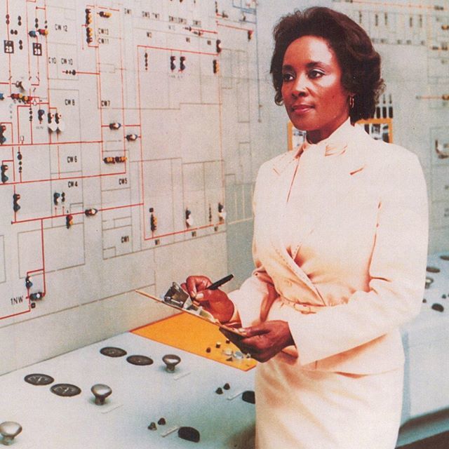 Tomorrows_Eng's tweet photo. Annie Easley, pioneering African-American computer engineer, rocket scientist and mathematician was born #OnThisDay in 1933. 
She started work as a "human computer" at NASA (then NACA) in 1955, going on to programme and develop software for the Centaur r… https://t.co/fim7nC5LrV https://t.co/AjSiWJCwfq