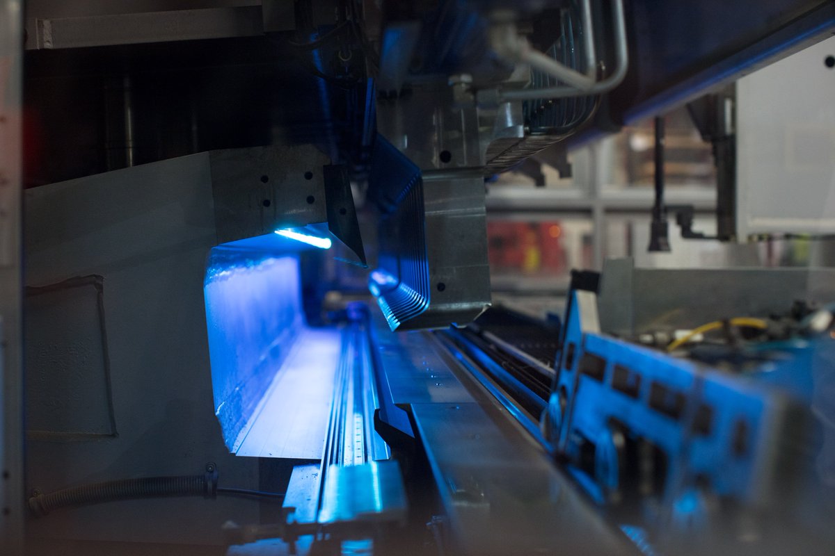 uksheetmetal's tweet photo. Our Salvagnini P4 tooling bed with additional LED light strip for greater visibility of parts added by our maintenance team. #salvagnini #panelbending #ukmanufacturing #Engineering https://t.co/E1Hr1Gly1Y