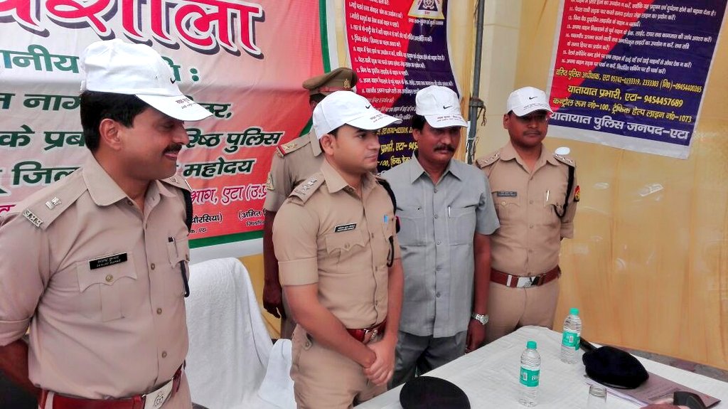 Etahpolice's tweet photo. #uppolice
सड़क दुघर्टनाओं में हो रही वृद्धि एवं आमजन में यातायात नियमों के प्रति जागरूकता की कमी के दृष्टिगत, @UPGovt की मंशानुरूप SSP एटा द्वारा 29वें सड़क सुरक्षा सप्ताह का आयोजन कर लोगों को ट्रैफिक नियमों से अवगत कराते हुए सभी से उनका पालन करने की अपील की गई
@dgpup @Uppolice https://t.co/5wfHHgWizQ