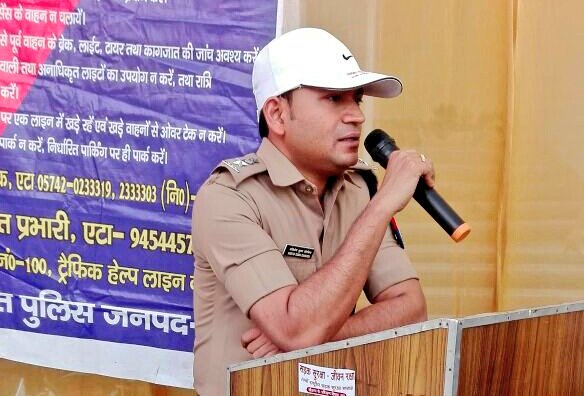 Etahpolice's tweet photo. #uppolice
सड़क दुघर्टनाओं में हो रही वृद्धि एवं आमजन में यातायात नियमों के प्रति जागरूकता की कमी के दृष्टिगत, @UPGovt की मंशानुरूप SSP एटा द्वारा 29वें सड़क सुरक्षा सप्ताह का आयोजन कर लोगों को ट्रैफिक नियमों से अवगत कराते हुए सभी से उनका पालन करने की अपील की गई
@dgpup @Uppolice https://t.co/5wfHHgWizQ
