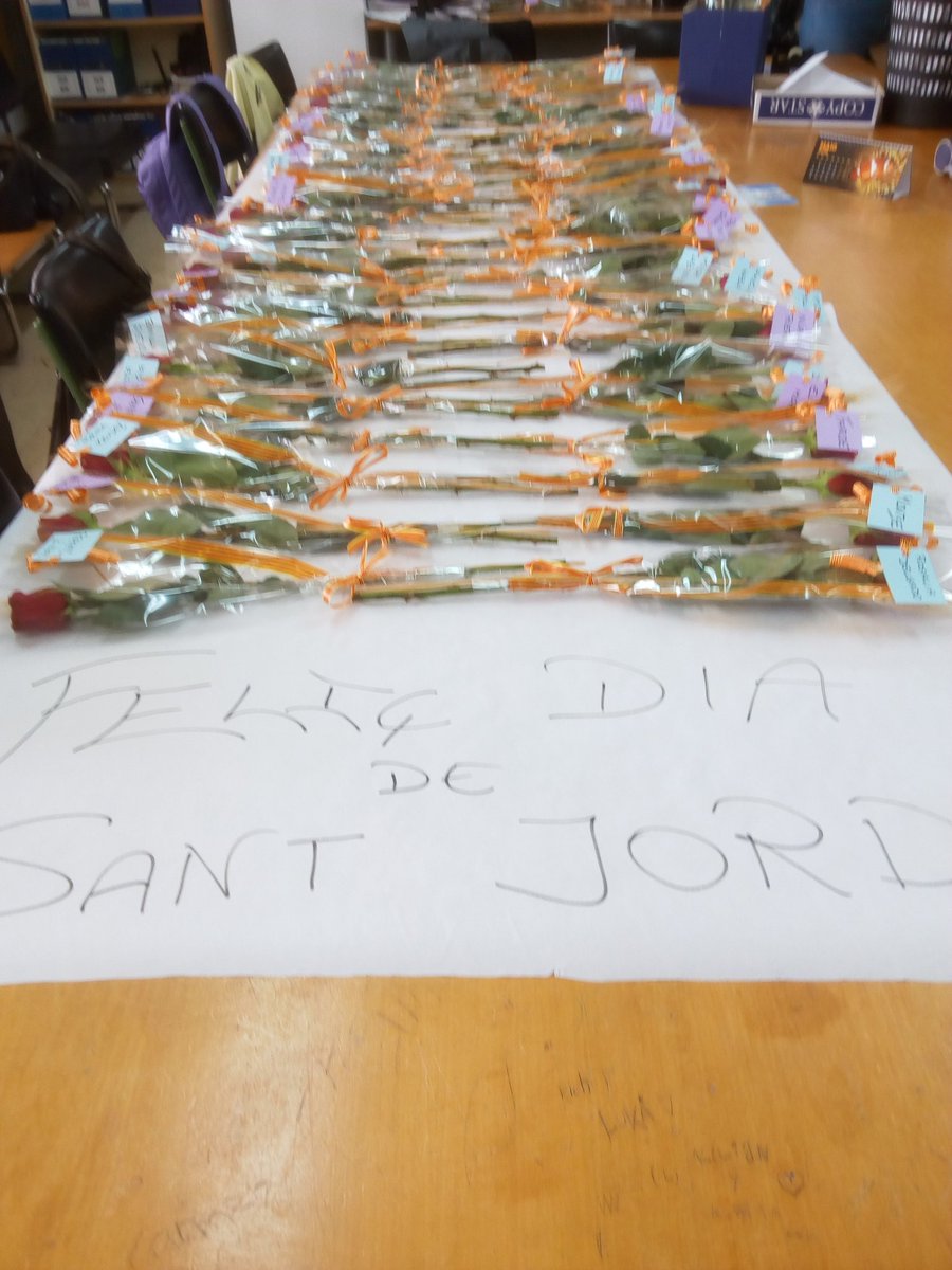 institutmvm's tweet photo. L'@institutmvm de @AjSantAdria inicia els actes de #SantJordi2018 amb l'actuació de la companyia #LesFugitives i l'obra Dona-foc, la dona que es crema. https://t.co/IPHyc9SlMZ