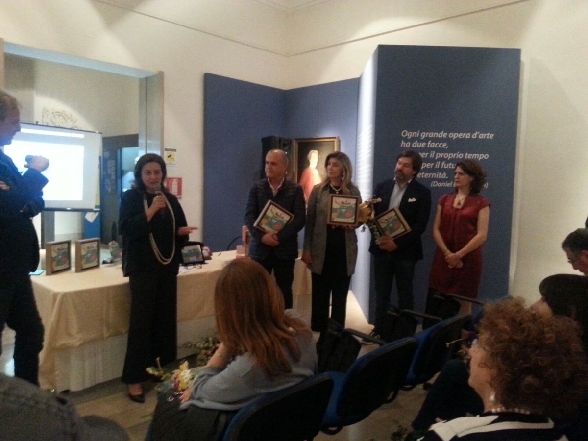 ConfcommercioFG's tweet image. Premiata l'Associazione per la disponibilità e l'impegno nel collaborare con @libando_fg.  Alla premiazione sono intervenuti: Damiano #Gelsomino, presidente provinciale e i membri di giunta, Lucia La Torre e Silvio Salvatori #ConfcommercioFG #libando18  #cucinamadre