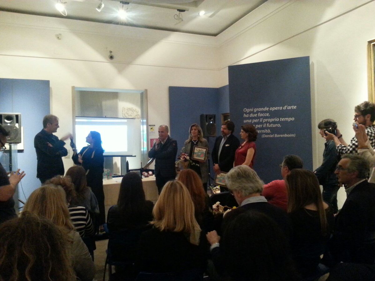 ConfcommercioFG's tweet image. Premiata l'Associazione per la disponibilità e l'impegno nel collaborare con @libando_fg.  Alla premiazione sono intervenuti: Damiano #Gelsomino, presidente provinciale e i membri di giunta, Lucia La Torre e Silvio Salvatori #ConfcommercioFG #libando18  #cucinamadre