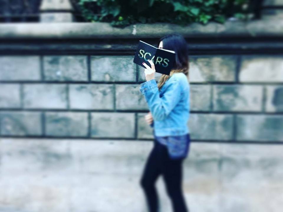 neusperez's tweet photo. Feliç Sant Jordi 🌹🐉📚💛 #SantJordi2018 #DejaQueTeDiga #SCARSbook https://t.co/GKSOuV4uU7
