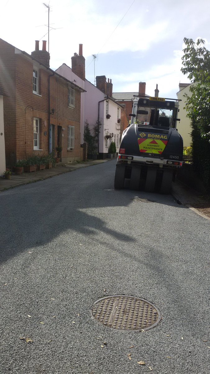 ktBelll's tweet image. @essexhighways thank you very much for our new road surface 👍 excellent job done yesterday 👏 looks amazing, especially without the unnecessary ugly yellow lines ☺ #SpringLane #Lexden @yourcolchester pretty as a picture,  just how it should be #ThankYou