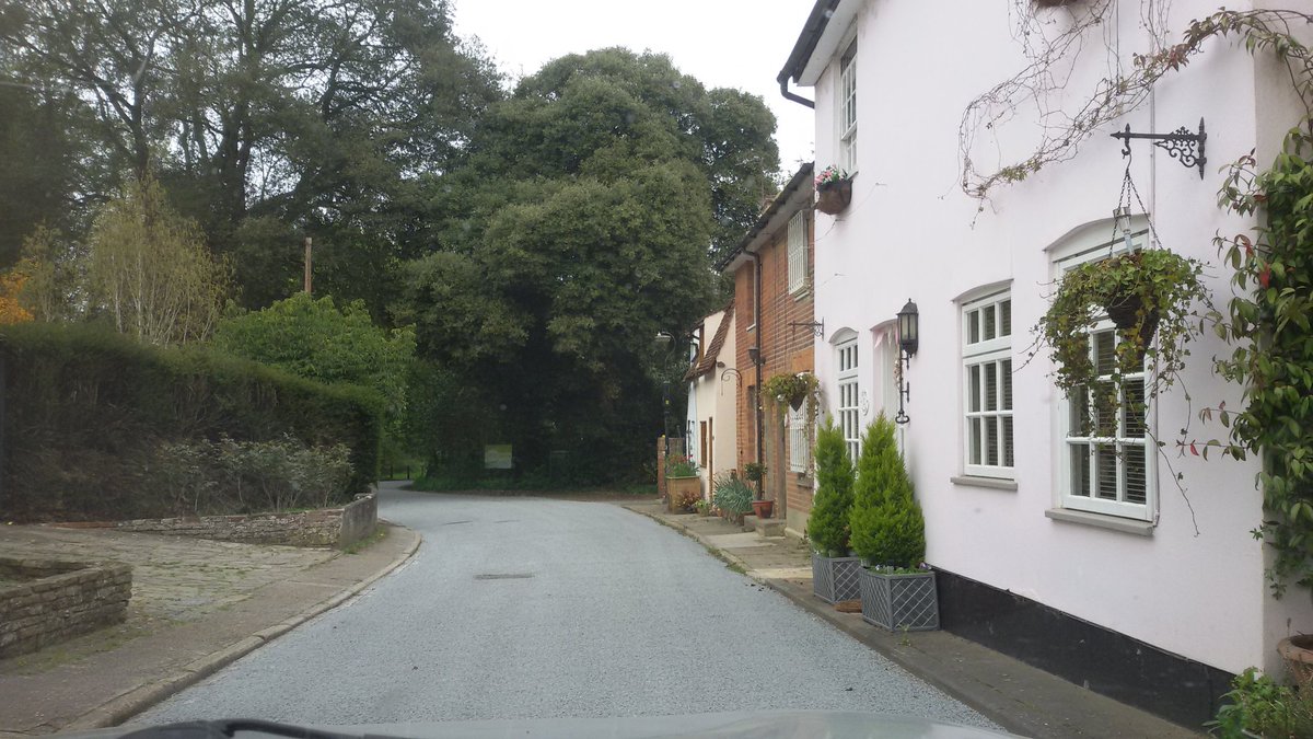 ktBelll's tweet image. @essexhighways thank you very much for our new road surface 👍 excellent job done yesterday 👏 looks amazing, especially without the unnecessary ugly yellow lines ☺ #SpringLane #Lexden @yourcolchester pretty as a picture,  just how it should be #ThankYou