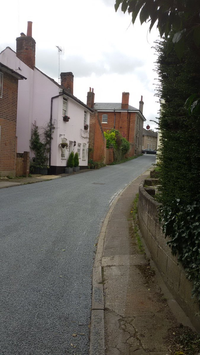 ktBelll's tweet image. @essexhighways thank you very much for our new road surface 👍 excellent job done yesterday 👏 looks amazing, especially without the unnecessary ugly yellow lines ☺ #SpringLane #Lexden @yourcolchester pretty as a picture,  just how it should be #ThankYou