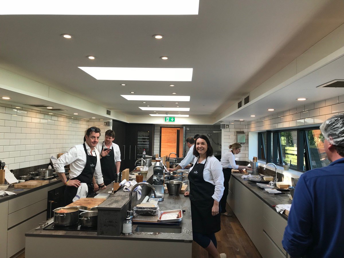 privpropsearch's tweet photo. Thank you to Fowler Architecture &amp; Planning https://t.co/kZeIRHm0NW for such a fun day on Friday @thewoodspeen #cookeryschool @KFBasingstoke@kfcountryhouses #buyingagentsmakegoodchefstoo #masterchefsinthemaking #propertyberkshire #architectsberkshire https://t.co/5YeqOShOtU
