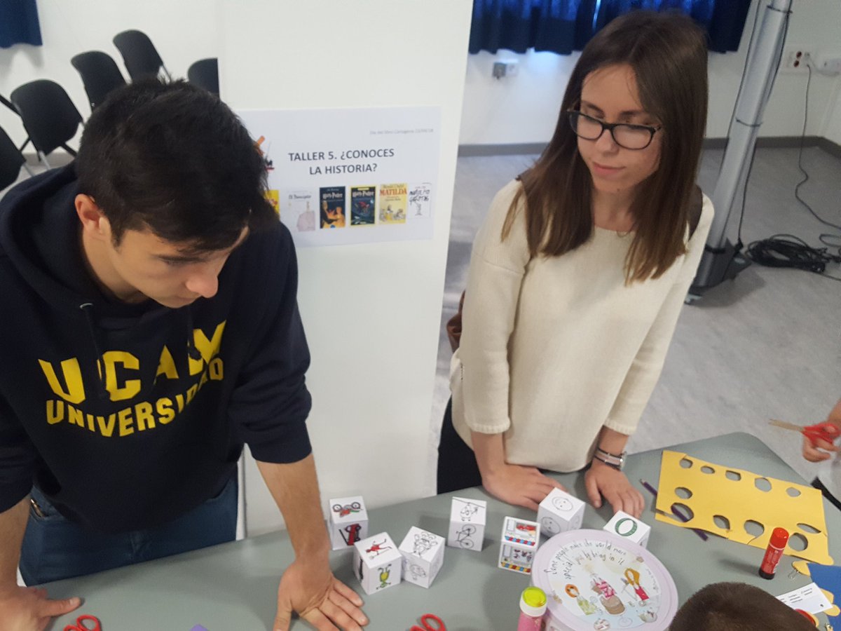 victorMsanchis's tweet photo. Taller ¿Conoces la historia? por @Jlopez33ucam @AndreaUcam y @MariaBlayaUcam #DiadelLibroUCAM https://t.co/i3t5nVenkH