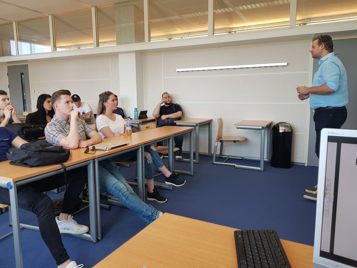 Afgelopen donderdag kregen de studenten een #masterclass van Edward Belgraver. Het was een leerzame masterclass. Bedankt Edward! #adondernemen #ondernemerstuin