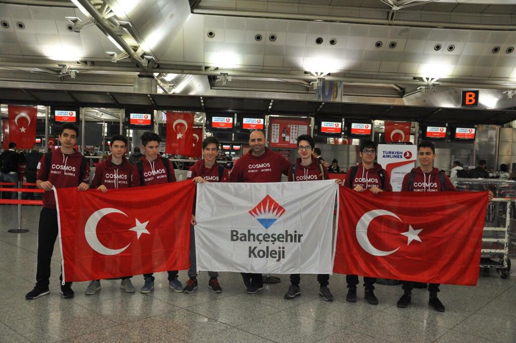 cosmosrobotics's tweet photo. Amerika’da düzenlenecek olan VRC Dünya Şampiyonası’na doğru yola çıktık! #choosescience #vrcworldchampionship https://t.co/MOXh7FxfH1