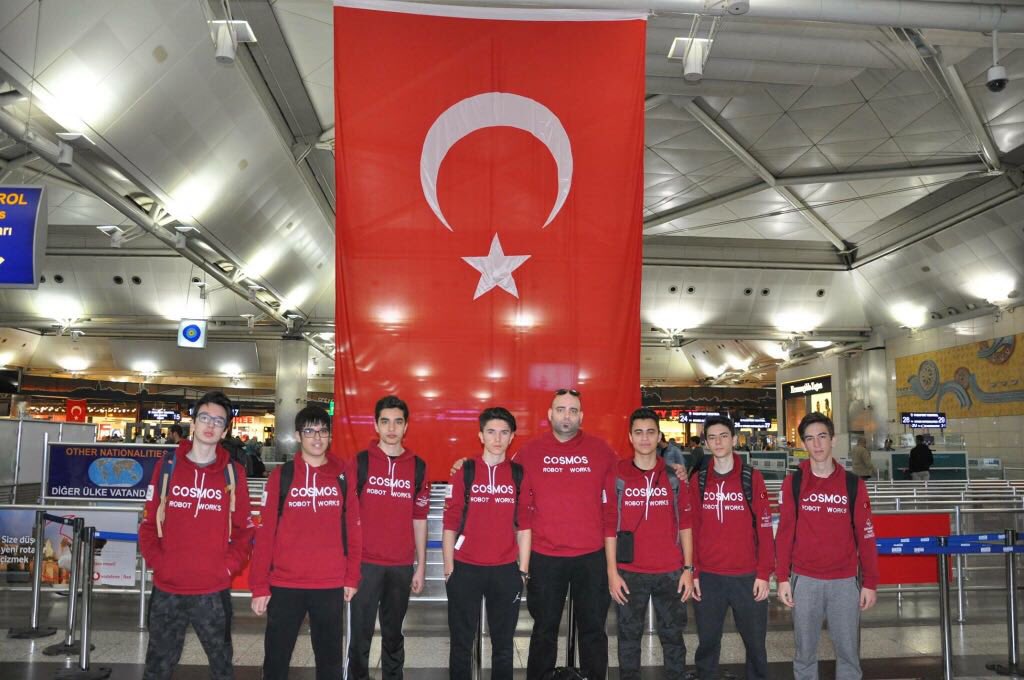 cosmosrobotics's tweet photo. Amerika’da düzenlenecek olan VRC Dünya Şampiyonası’na doğru yola çıktık! #choosescience #vrcworldchampionship https://t.co/MOXh7FxfH1