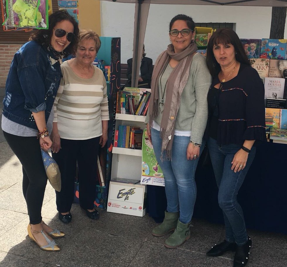 PPSanse's tweet photo. Feliz #DiaDelLibro GRACIAS A NUESTROS LIBREROS por su labor todo el año. En la foto @lsfernandeza y @MOrdonezLara con las responsables de Emyte (calle Ascensión Gómez, 4). https://t.co/KOG7nAvgf3