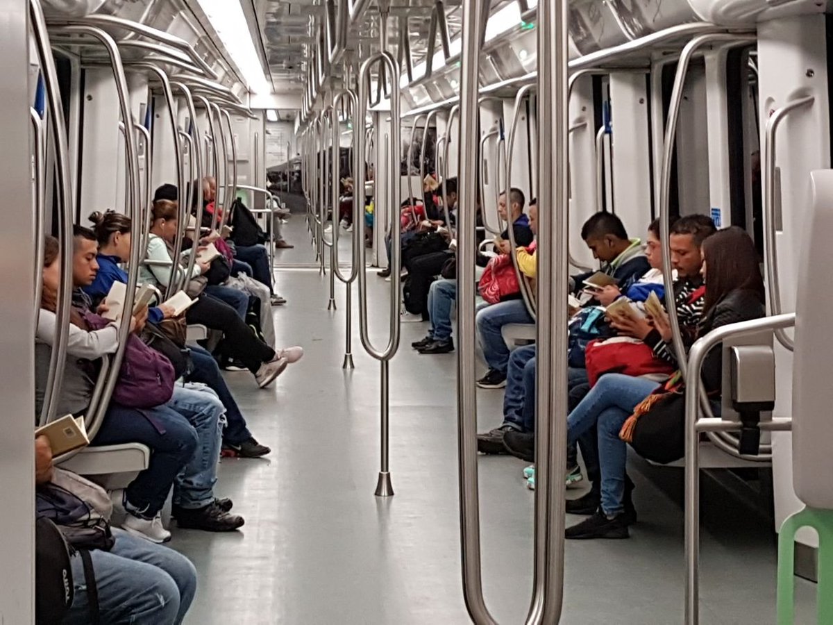 metrodemedellin's tweet photo. Hoy, #DíaDelIdioma, recibimos a nuestros viajeros con una sorpresa: les entregamos 8.050 libros de #PalabrasRodantes para seguir fomentando la lectura. Palabras Rodantes es una alianza con @Comfama. https://t.co/a9MMXS2MQQ