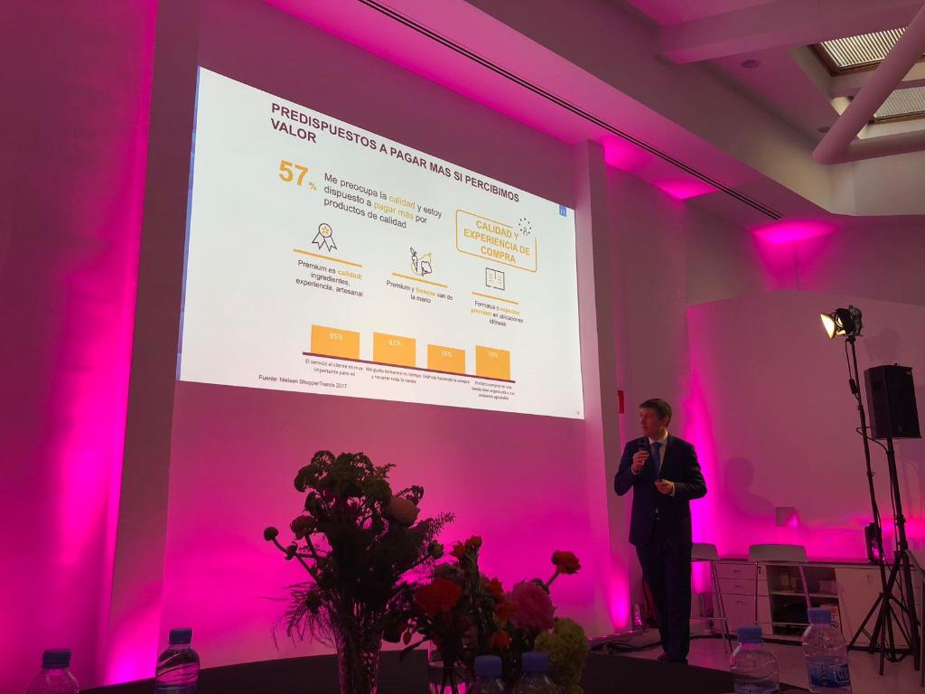 NielsenIQSpain's tweet photo. La perfumería se abarató un 1,6% en 2017, la única categoría que bajó precios de la cesta de la compra. @stanpa_es  @rochetweet https://t.co/7i8RQHvAlv