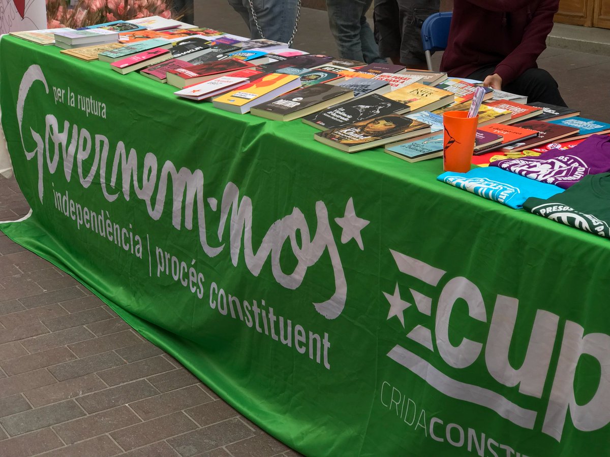 CUP_MiR's tweet photo. Ja está muntada la nostra parada al Carrer Major núm 5. Us hi esperem amb llibres molt interessants, aquest any també per als més petits i amb el nostre merxandatge antirepressiu! 🌹📚✊
#SantJordi #CupMiR #Montcada https://t.co/SBlBZMbERe