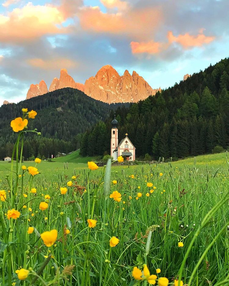 The #Dolomites valley of Villnöss in <a href="/visitsouthtyrol/">Visit South Tyrol</a> , a paradise for nature lovers ❤

La Val di Funes in <a href="/altoadige_info/">Alto Adige da vivere</a> , un paradiso per gli amanti della natura! #Dolomiti

#IlikeItaly #Italia #Italy
📷 IG sassychris1