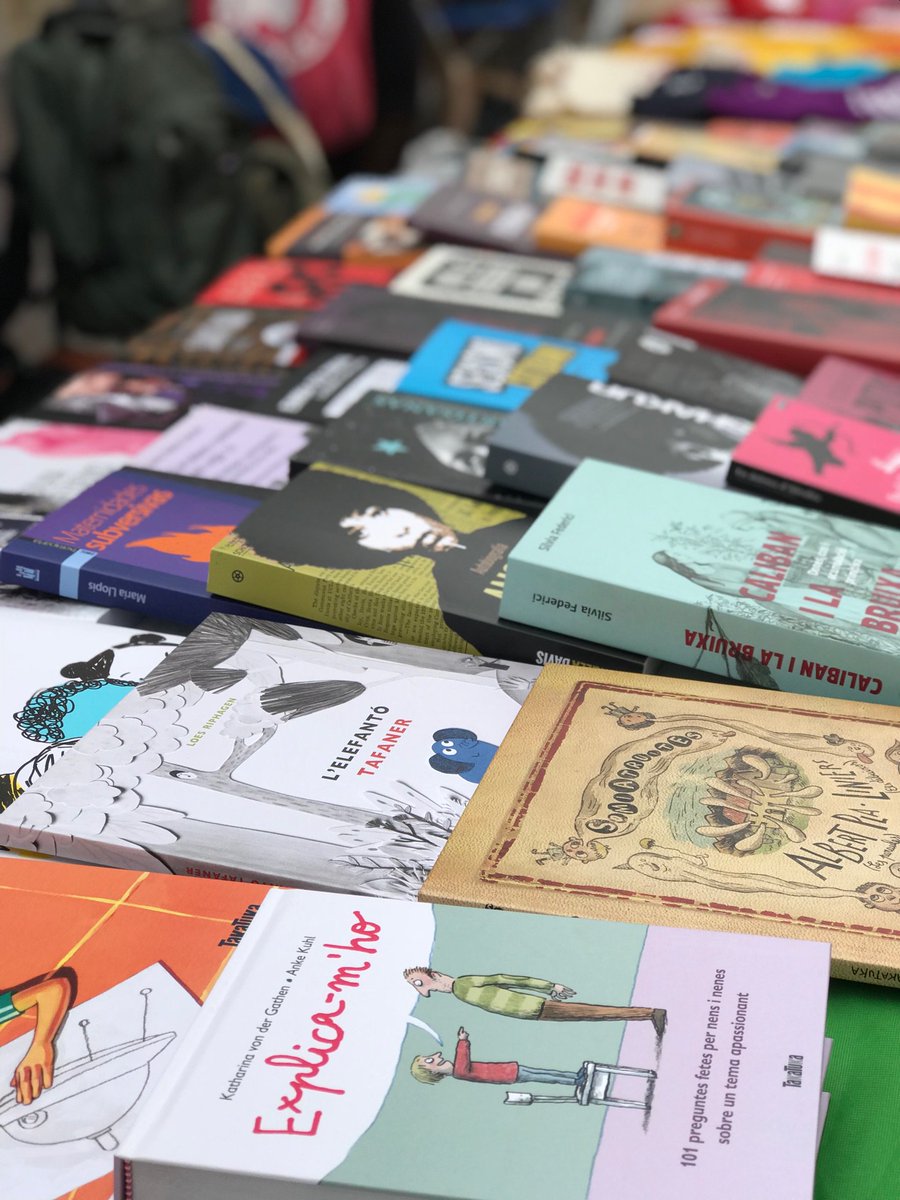 CUP_MiR's tweet photo. Ja está muntada la nostra parada al Carrer Major núm 5. Us hi esperem amb llibres molt interessants, aquest any també per als més petits i amb el nostre merxandatge antirepressiu! 🌹📚✊
#SantJordi #CupMiR #Montcada https://t.co/SBlBZMbERe