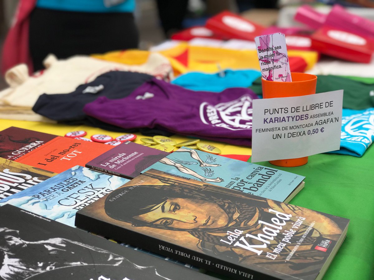 CUP_MiR's tweet photo. Ja está muntada la nostra parada al Carrer Major núm 5. Us hi esperem amb llibres molt interessants, aquest any també per als més petits i amb el nostre merxandatge antirepressiu! 🌹📚✊
#SantJordi #CupMiR #Montcada https://t.co/SBlBZMbERe