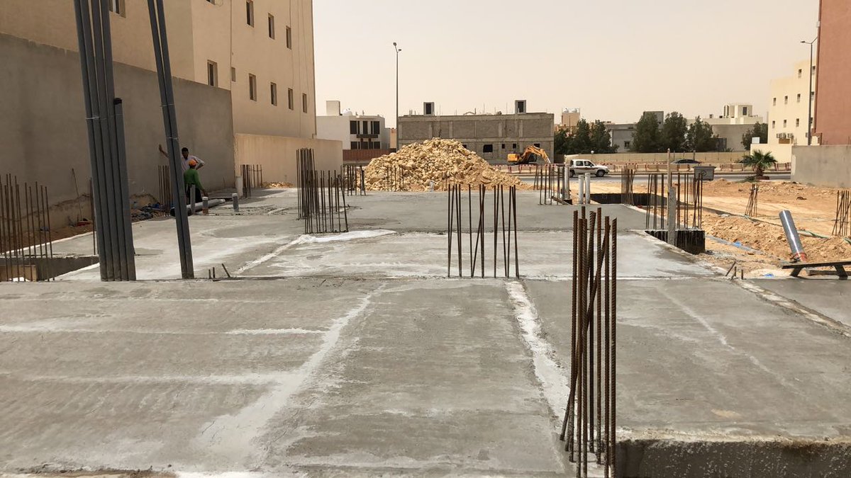 بعد الرص والرش نكمل بعض التأسيسات للسباكة وغيرها ثم نرش مبيد للتربة ثم نغلفها بالاكياس ثم نسلحها بشبك الحديد ثم صبة الخرسانة