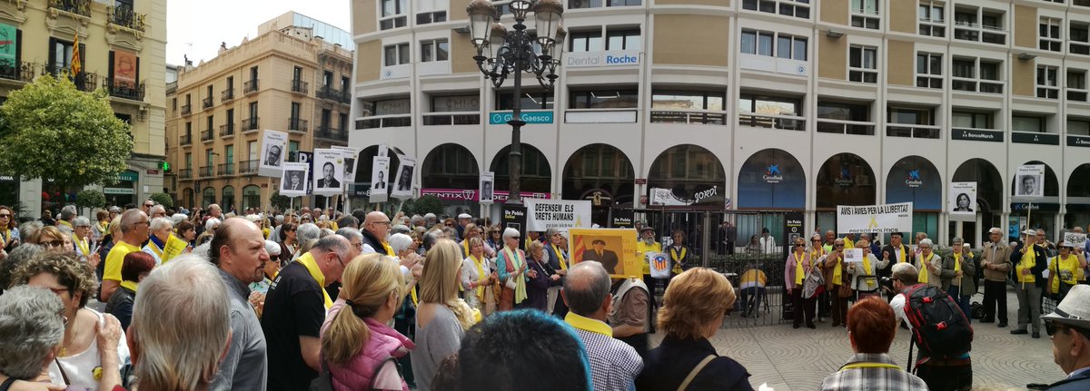ERCReus's tweet photo. No hi ha presó per tanta gent! @ANC_Reus @avisiaviesreus #SantJordiEnLlibertat https://t.co/GlW6V5HzuE