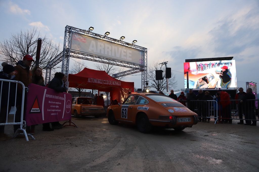 oldtimersuchtig's tweet photo. Rallye Monte-Carlo Historique 2018 - Valence 
Greatest classic-car-rallye? 
What do you thing? 

#oldtimersüchtig #oldtimersuechtig #classiccar #oldtimer #rallyecar #classicdriver #drivetastefully #rallyeing #carswithoutlimits  #rmch #rmch2018 #valence #911 #porschemotorsport https://t.co/VAjph90DFC
