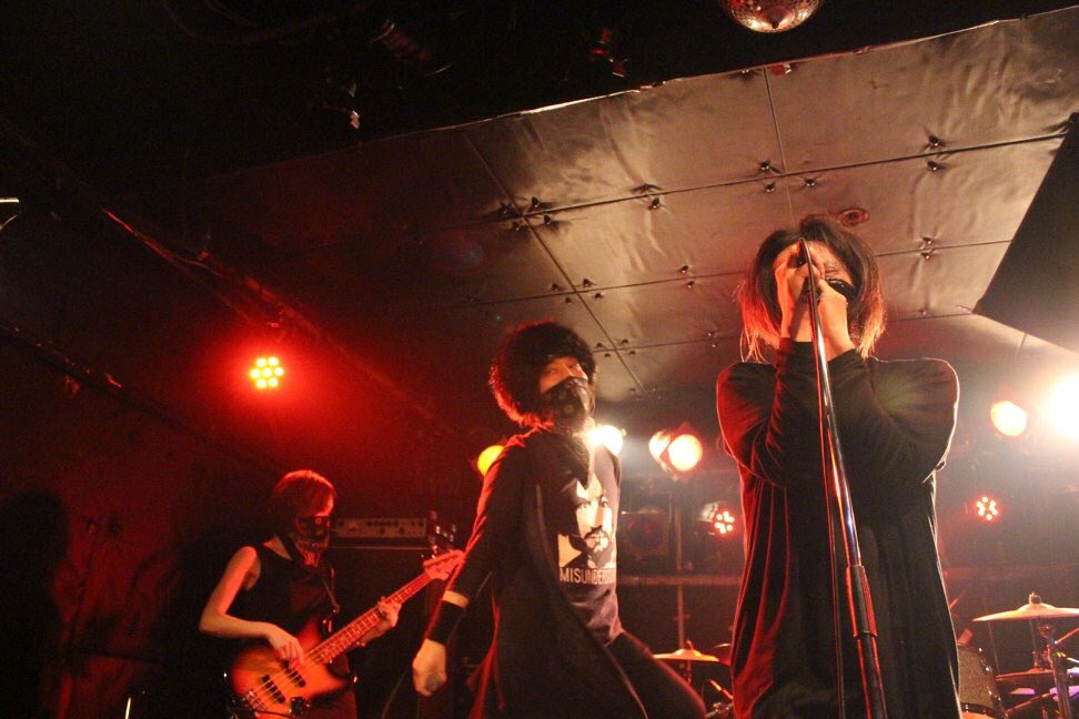 DRUMMERKAZI's tweet photo. ②20180422@高円寺showboat
urgentworks LIVE
THE STALIN「虫」全曲再生ライブ
photo:sasao
#urgentworks
#dip
#ヤマジカズヒデ https://t.co/CVGVKOAQOX