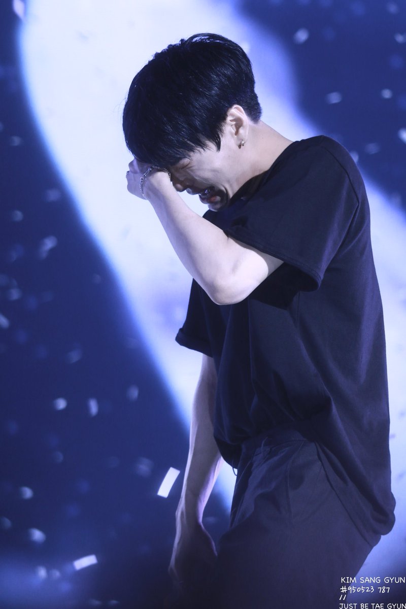hyunbinarchive's tweet photo. 딱 한번만 10초만 진지하게 안아보자... https://t.co/IhAw6dLenF