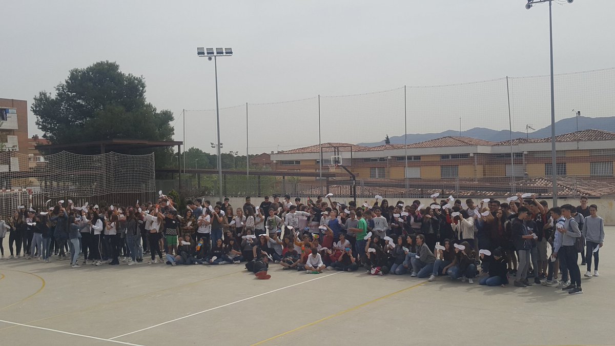 ElisendaGo's tweet photo. Huellas para la #SAME2018 en el IES Jacint Verdaguer. Unos 400 alumnos levantan sus huellas como simbolo del camino hacia la paz.
@Educo_ONG #cmecat https://t.co/t47xPu7KXs