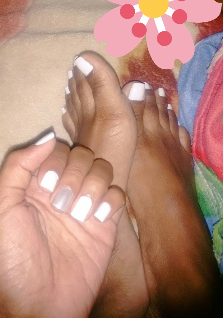 AlexaM14075303's tweet photo. Les gusta el #Blanco 💅 #FelizLunes 💛 https://t.co/9Udd8cF4Pw