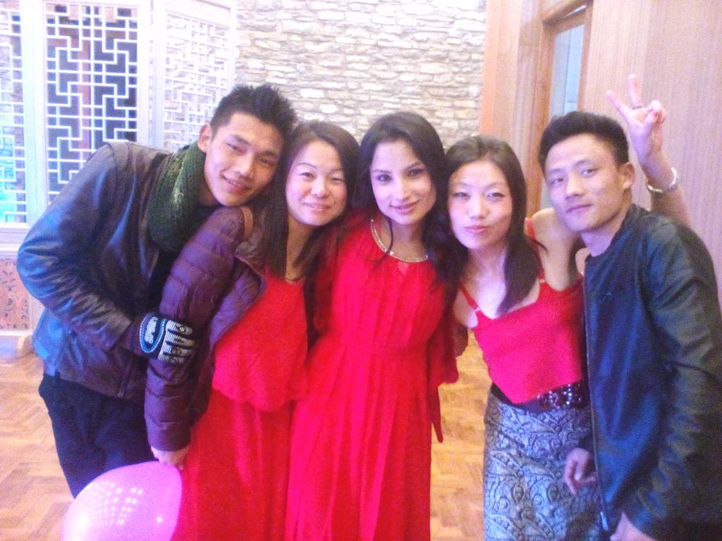 YoeserSonam's tweet photo. #Redforgirls & #Blackforboys really good combination in party https://t.co/7iVLbEGI8S