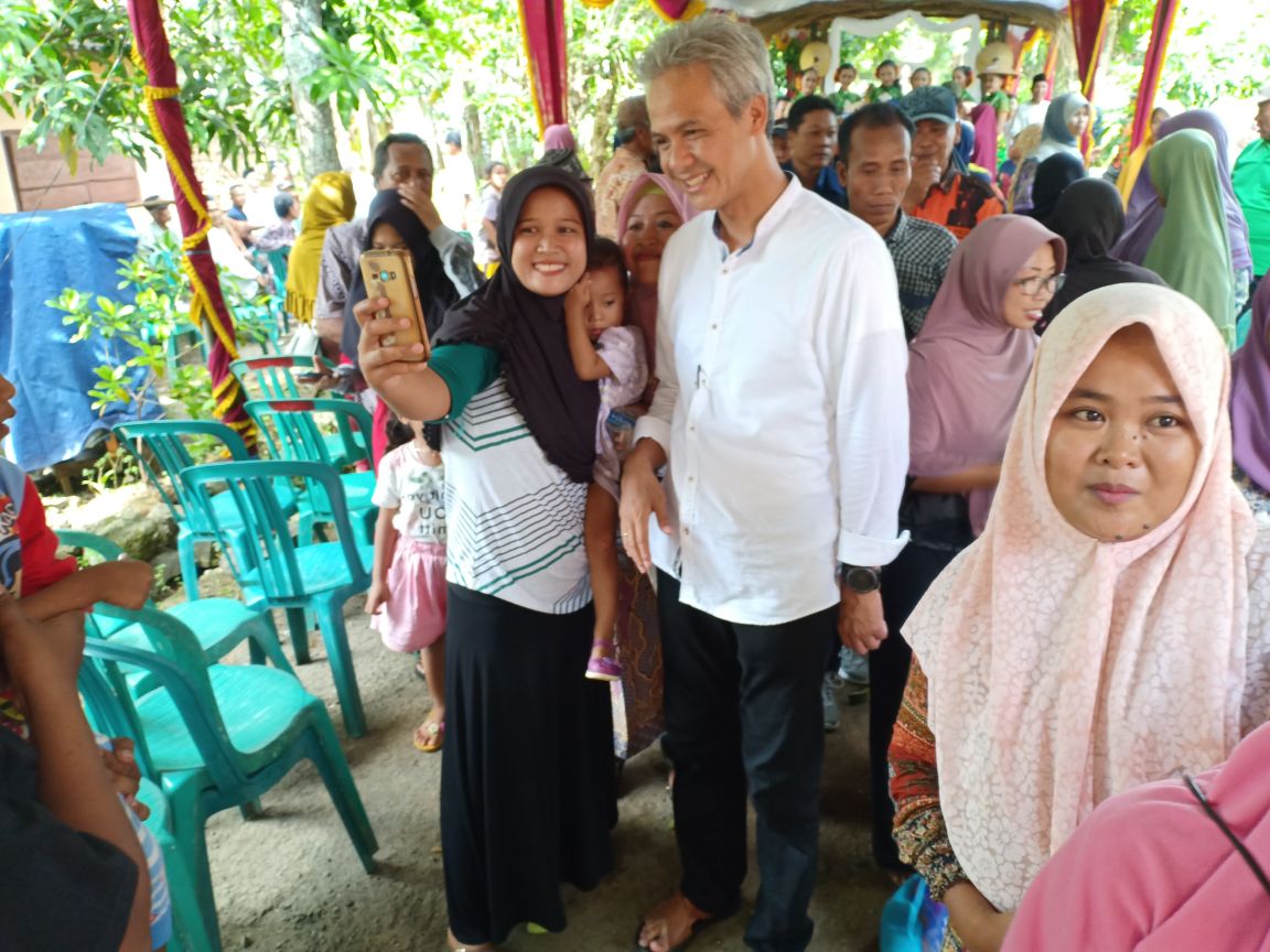 Mas <a href="/ganjarpranowo/">Ganjar Pranowo</a> Berdialog dengan para kelompok peternak Kec.Pamotan Kab.Rembang

#GanjarYasin 
#GanjarYasinM3nang 
#ganjarjatengsejahtera 

@DPD_PDIP_JATENG 
<a href="/Cyber_PDIP/">PDIP Cyber</a> 
@BPPemiluPDIP