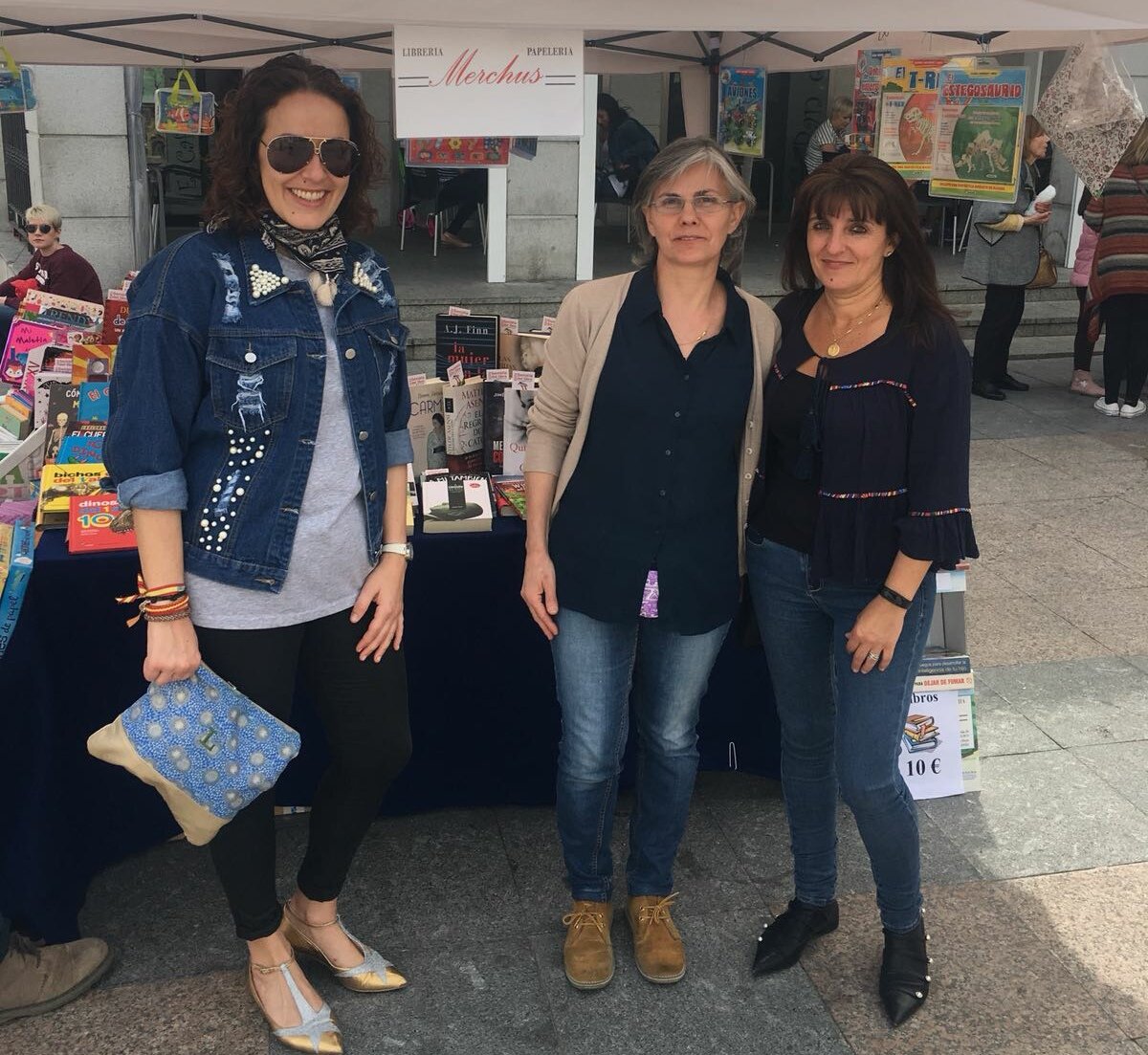 PPSanse's tweet photo. Feliz #DiaDelLibro GRACIAS A NUESTROS LIBREROS por su labor todo el año. En la foto @lsfernandeza y @MOrdonezLara con la responsable de la librería Merchus (Av. de la Rioja 16). https://t.co/9C7AW7Bc6B