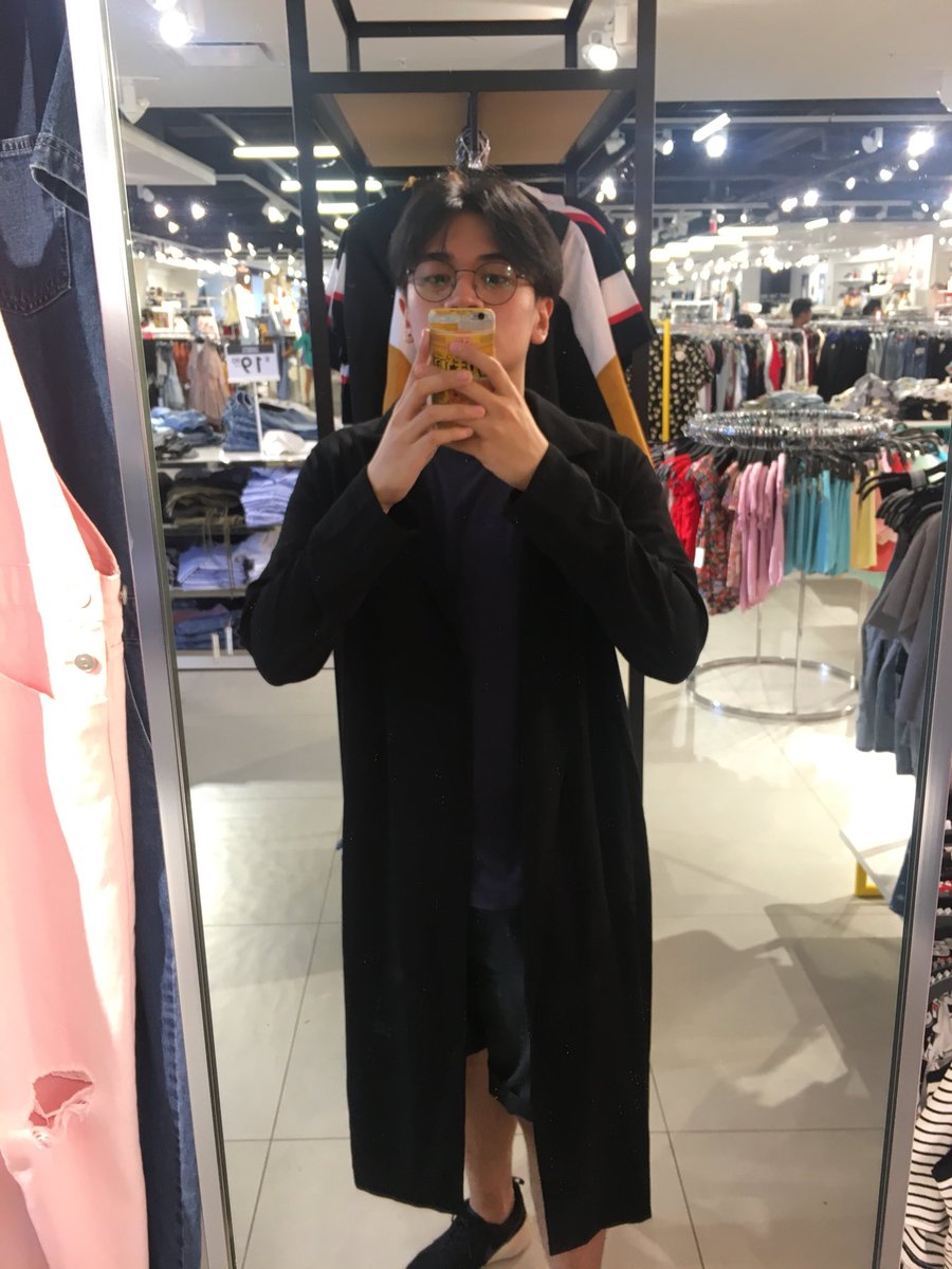 luigipacho's tweet photo. KANINA GUSTO KO ITO BILHIN DAHIL KAY TAEHYUNG KASO NAGDADALAWANG ISIP PA RIN AKO https://t.co/5wT2iIUxFC