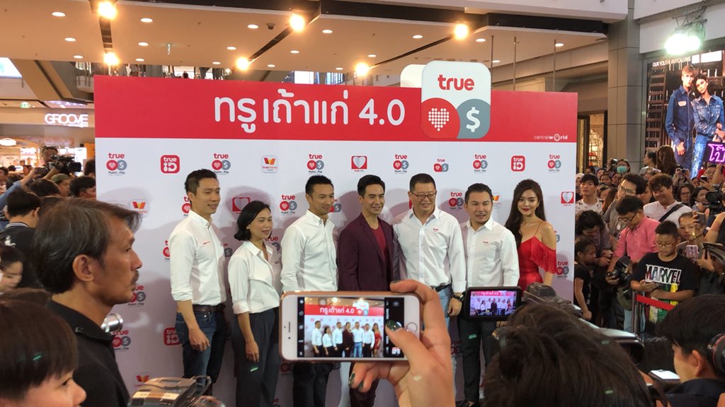 yoware's tweet photo. สอบถามผู้บริหาร #ทรูเถ้าแก่ บอกว่า หนึ่งในประเด็นที่คนเข้าใจผิดคือ คิดว่าแอปนี้ประชาชนทั่วไปต้องโหลด

แต่จริง ๆ แล้วไม่ใช่

แอป #TrueMerchant นี่ ร้านค้าต้องเป็นฝ่ายโหลด จะได้มีเครื่องมือใหม่ไว้บริหารงานขายของร้าน จัดกิจกรรมการตลาดที่เดิมมีต้นทุนสูง เช่น ทำแอปสะสมแต้ม ฯลฯ https://t.co/crGgTbBeye